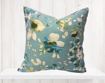 Odcienie niebieskiego, zielone, białe kwiaty akwarelowe dekoracyjna poszewka na poduszkę - Vern Yip Fabric - azjatycka poduszka z kwiatowym wzorem - Farmhouse Deco