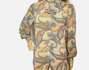 Vintage 70's DALTON Blusa Paisley Cuello Alto Pajarita Tan Top Tamaño Pequeño