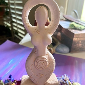 Divine Feminine Goddess Figurine - Medicine Woman - Earth Goddess Statue - Gaia - Fertility Altar Goddess - Mother Goddess Figurine