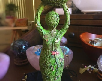 Gaia Mama Earth Goddess Figurine: Crystal Holding Statue, Spiritual Gift for Her, Ready-to-Gift Decor with Crystals And Sacred Flowers