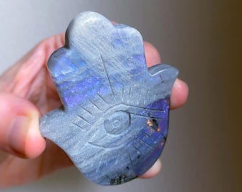 Hamsa tallada a mano en labradorita azul y púrpura, cristal protector y curativo, pieza única, 7 cm (2,75 pulgadas)