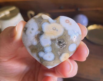 Corazón de jaspe oceánico con drusa brillante: tallado de cristal curativo, plexo solar, 3,8 cm (1,5")