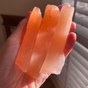 Peach Selenite Wand, Raw Healing Crystal, Crown Chakra, Intuitively Chosen, 3.5" - 4" bild 5