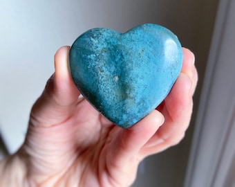 Corazón de jaspe oceánico, tallado en cristal verde musgo, pieza única.