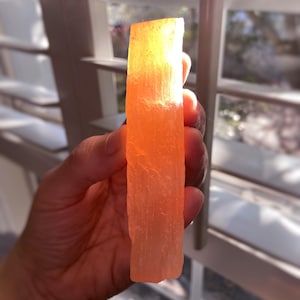 Peach Selenite Wand, Raw Healing Crystal, Crown Chakra, Intuitively Chosen, 3.5" - 4" bild 4