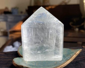 Torre de calcita transparente con destellos de arcoíris: extra ancha, obelisco de cristal curativo, chakra corona, exactamente uno