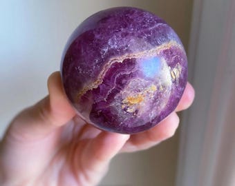 Esfera de fluorita púrpura y amarilla con patrones florales, una pieza exacta, orbe de cristal,