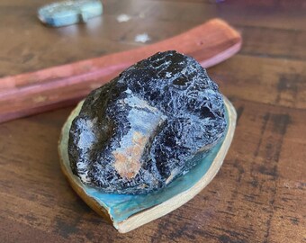 Ejemplar de turmalina negra con destellos, cristal de conexión a tierra en bruto, pieza única.