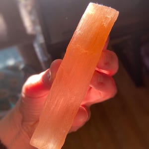 Peach Selenite Wand, Raw Healing Crystal, Crown Chakra, Intuitively Chosen, 3.5" - 4" bild 3