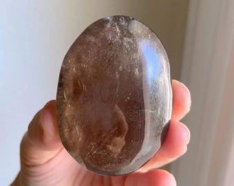 Piedra de palma de cuarzo ahumado, cristal curativo para el chakra raíz, pieza única, 2,25"