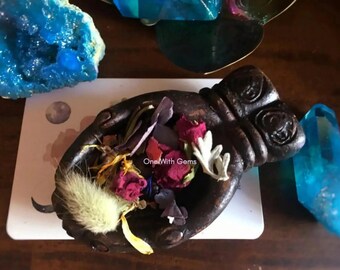Goddess Hands Crystal Dish: Carved Hearts Altar Decor, Offering Bowl, Sacred Space