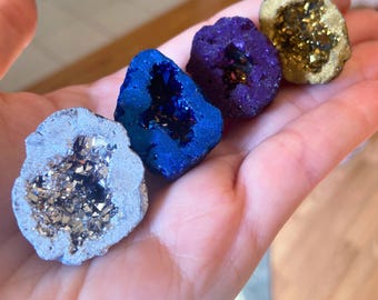 Mini Angel Aura Caves Healing Crystal Set: Índigo, Dorado, Plateado, Morado. Conjunto idéntico al mostrado en la imagen.