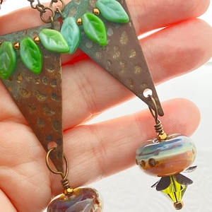 Boucles d'oreilles pendantes en cuivre feuille verte, boucles d'oreilles très bohèmes, perles de verre arc-en-ciel, anniversaire, remise des diplômes, maman, épouse, meilleure amie,