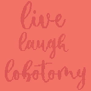 Puede incluir: Un fondo rojo con el texto "Live, Laugh, Celebrate" en una fuente estilizada.