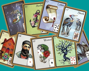 Puede incluir: Un juego de 10 cartas de tarot con ilustraciones de una luna, un ancla, una carta, una cigüeña, una casa, un marinero, una mujer, un árbol, montañas y una carta de juego. Las cartas son de estilo vintage con bordes dorados y un fondo marrón.