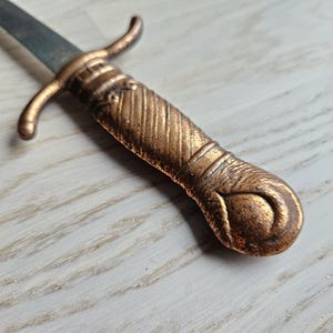 Abrecartas con garra de Dinamarca, espada y regalo