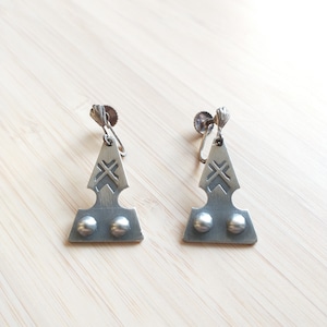 Orecchini a clip brutalisti in peltro: design vintage scandinavo