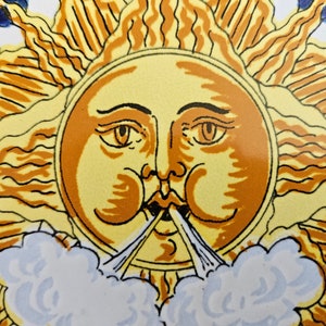 Puede incluir: Una ilustración estilizada de un sol con una cara humana que sopla aire, representado como nubes, de su boca. El sol es amarillo con rayos naranjas y una cara marrón. Las nubes son blancas con acentos azules.