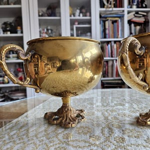 Par de macetas de latón con forma de trofeo/Par de elegantes macetas vintage