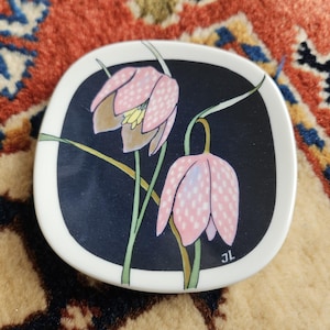 Plato pequeño de Fritillaria Meleagris de Rorstrand Sweden para colgar en la pared, diseño nórdico