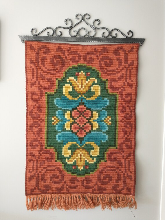 ノルウェーの手刺繍タペストリー、ローズマリング、ヒュッテ、農家