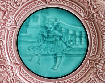 Antyczny talerz majolikowy/Villeroy Boch/Dziewczynka i jej lalka/Dekoracja ścienna