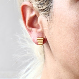 Orecchini a bottone Xsmall in stile greco antico / Orecchini a bottone piramidale placcati in oro / Orecchini a perno in stile greco antico / Orecchini delicati di tendenza