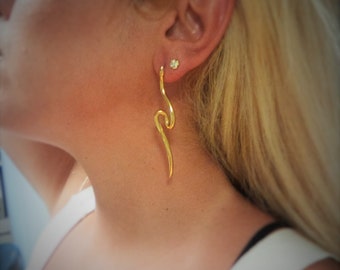 Pendientes Largos de Gota con Serpiente Ondulada '' Ofis '' hechos a mano en metal LATÓN bañado en oro de 18K