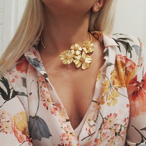 Gouden ketting met bloemen van verguld messing, statementketting versierd met meerdere vergulde bloemen van messing metaal