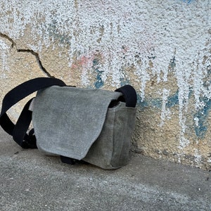 Sac à bandoulière en toile cirée gris image 6