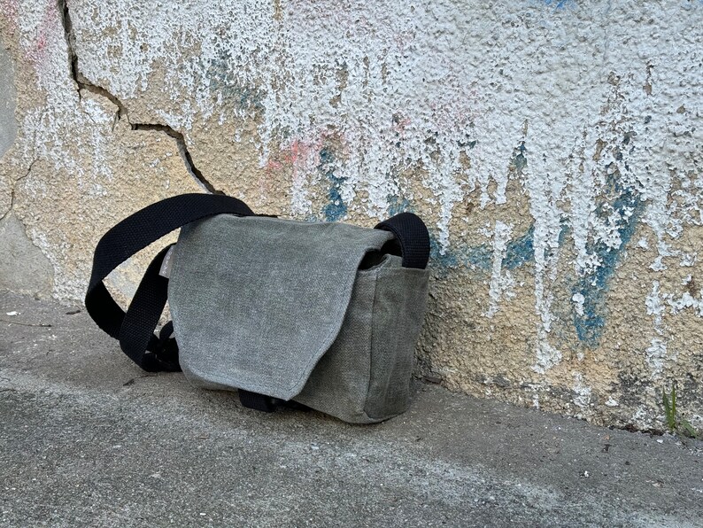 Sac à bandoulière en toile cirée gris image 6