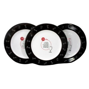 Puede incluir: Tres platos de cerámica blanca con bordes negros anchos que presentan un patrón repetitivo de pequeños iconos de copas de cóctel blancas. El centro de cada plato muestra un gráfico circular rojo con una receta de cóctel y su nombre.