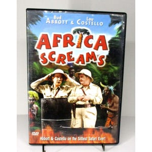 Könnte beinhalten: DVD des Films "Africa Screams" mit Bud Abbott und Lou Costello. Das Cover zeigt den Titel in großen roten Buchstaben, mit den Schauspielern in Safari-Kleidung. Die DVD-Hülle ist schwarz.