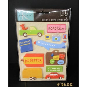 Könnte beinhalten: Eine Packung mit 11 dimensionalen Aufklebern zum Thema Reisen. Enthält ein grünes Auto, ein Flugzeug, einen Reisepass, einen Koffer und die Texte "Road trip!" und "Jet Setter". Die Aufkleber sind in einer transparenten Kunststoffverpackung.
