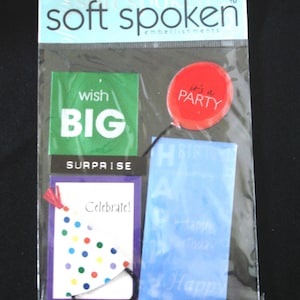 Könnte beinhalten: Ein Set aus vier bunten Party-Verzierungen mit dem Text "wish big", "it's a party", "surprise" und "celebrate!" Die Verzierungen befinden sich auf einem weißen Hintergrund mit einem blauen Rand.