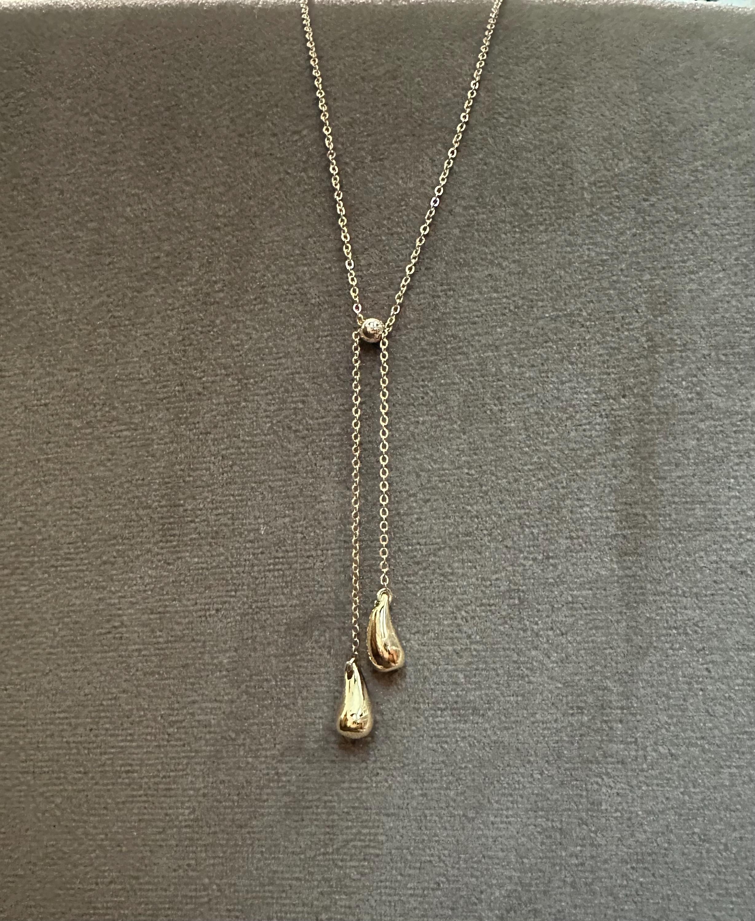 Collana con fiore smaltato e charms