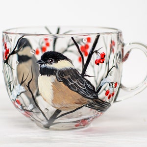 Taza de café navideña pintada a mano con diseño de carbonero