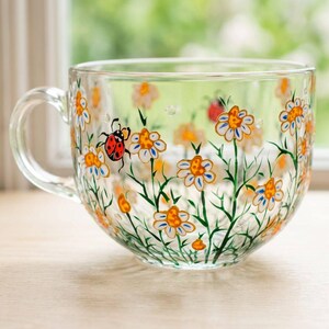 Taza con diseño de margarita, regalo floral de abril, taza floral pintada a mano. imagen 3