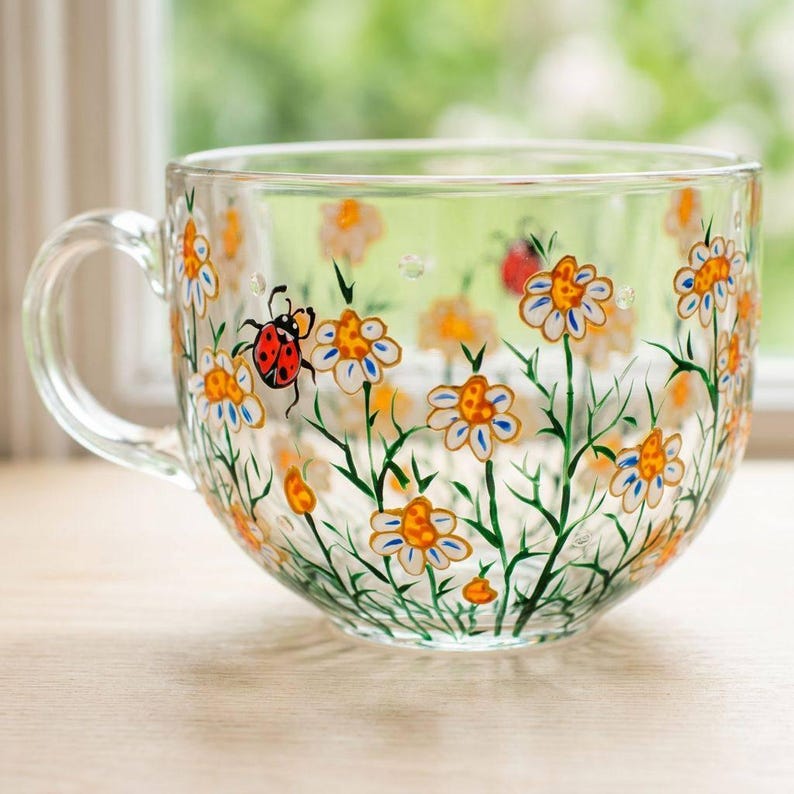 Taza con diseño de margarita, regalo floral de abril, taza floral pintada a mano. imagen 3