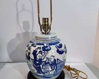 デルフト製の印象的な大型陶器、青と白の花柄ジンジャージャーテーブル 