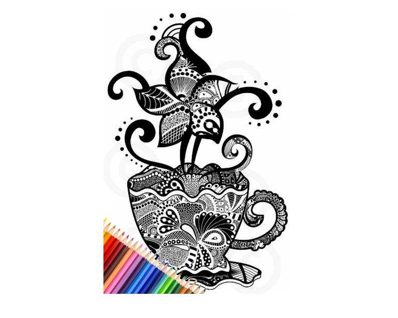 Puede incluir: Un dibujo en blanco y negro de una taza de t&eacute; con una flor que crece fuera de ella. La taza de t&eacute; y la flor est&aacute;n intrincadamente detalladas con patrones en espiral.