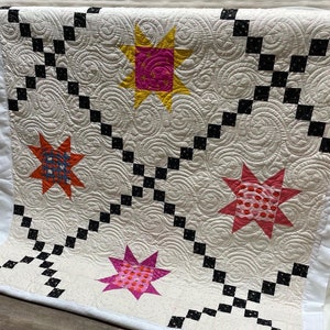 Hopscotch Stars Quilt Pattern by @PrayerieWife