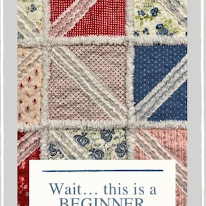 Puede incluir: Primer plano de un edredón de retazos con cuadrados de telas rojas, azules y florales. Ribetes de encaje blanco y bordes con flecos separan los cuadrados. El texto en la parte inferior dice: "Wait... this is a BEGINNER quilt?"