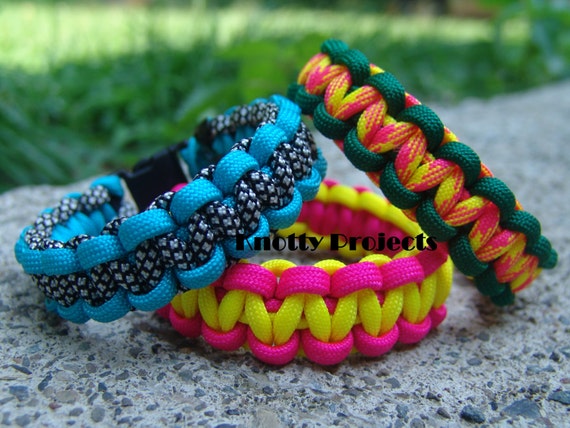 Fishtail Paracord Bracelet Tutorial (2 color weave) - YouTube