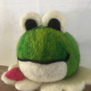 Felted Frog with Pink Heart/Alpaca Stuffed Frog/Spring Home Decor/Felted Animal/Gift for Mom/Frog Lover Gift/Summer Decor