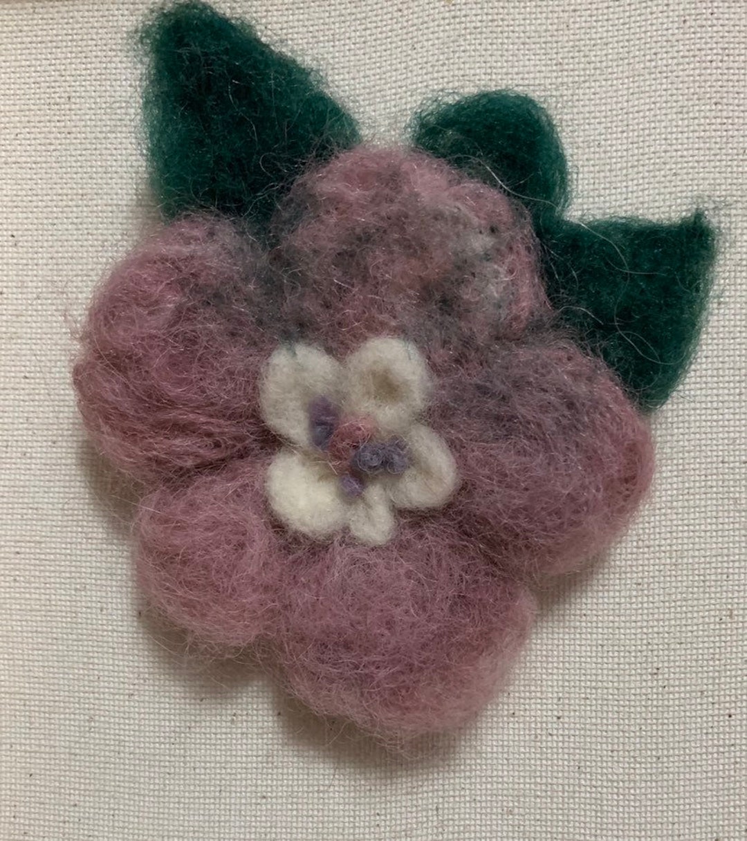 Broche Vintage Fleur De Pensée Sous Résine - Alliage Couleur Beige - Occasion