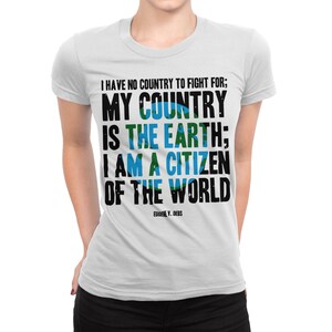 Puede incluir: Camiseta blanca con un estampado gr&aacute;fico negro que dice "No tengo ning&uacute;n pa&iacute;s por el que luchar; Mi pa&iacute;s es la tierra; Soy un ciudadano del mundo." El gr&aacute;fico tambi&eacute;n incluye un globo terr&aacute;queo azul y verde. El texto "Eugene V. Debs" est&aacute; impreso debajo del gr&aacute;fico.