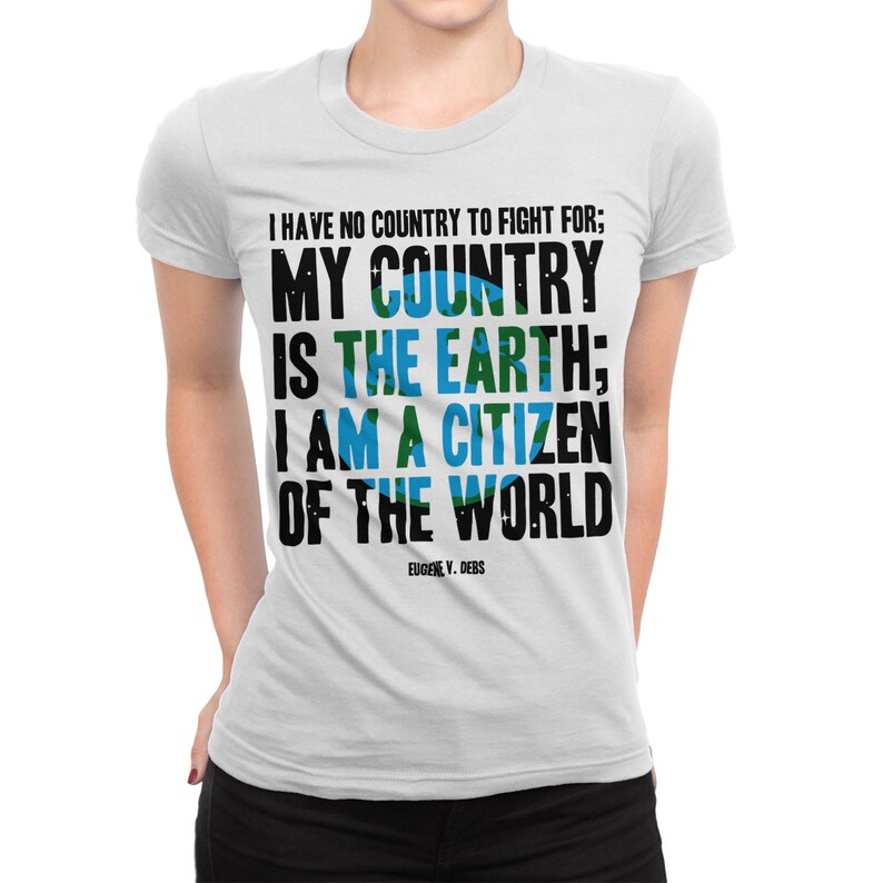 Puede incluir: Camiseta blanca con un estampado gr&aacute;fico negro que dice "No tengo ning&uacute;n pa&iacute;s por el que luchar; Mi pa&iacute;s es la tierra; Soy un ciudadano del mundo." El gr&aacute;fico tambi&eacute;n incluye un globo terr&aacute;queo azul y verde. El texto "Eugene V. Debs" est&aacute; impreso debajo del gr&aacute;fico.