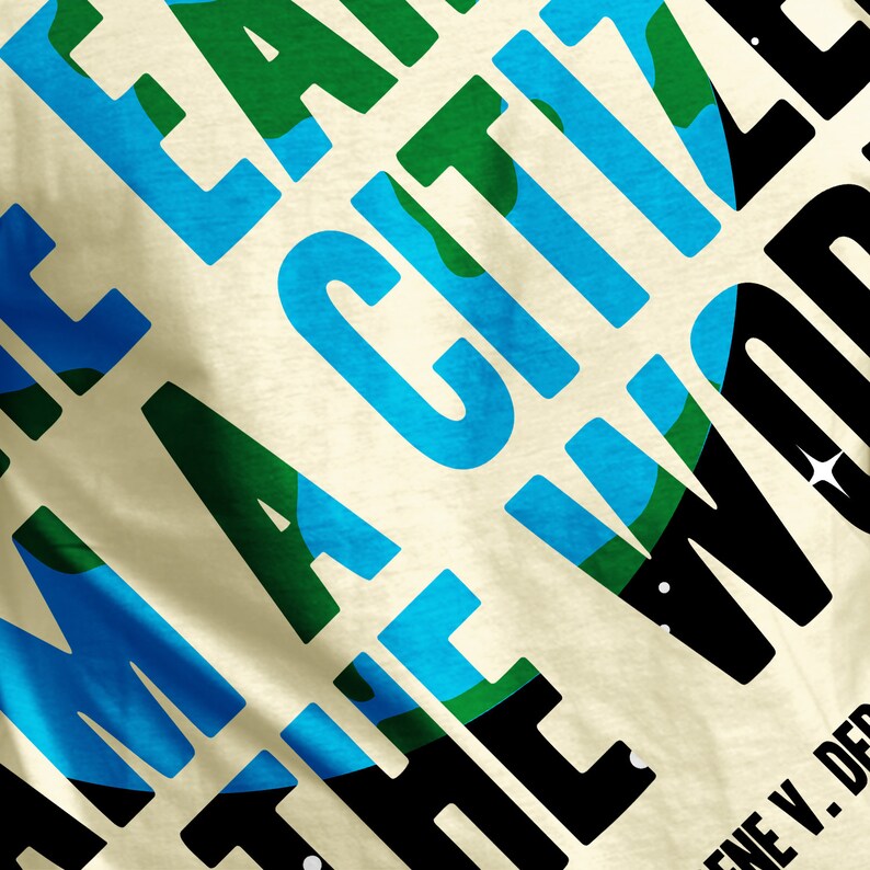 Puede incluir: Una camiseta blanca con el texto "Soy un ciudadano del mundo" impreso en azul, verde y negro. El texto est&aacute; superpuesto y se superpone, creando un dise&ntilde;o &uacute;nico.