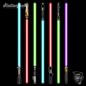 Puede incluir: Un conjunto de siete sables de luz pixelados en diferentes colores, incluyendo azul, rojo, verde y morado. Los sables de luz est&aacute;n dispuestos verticalmente en una fila.